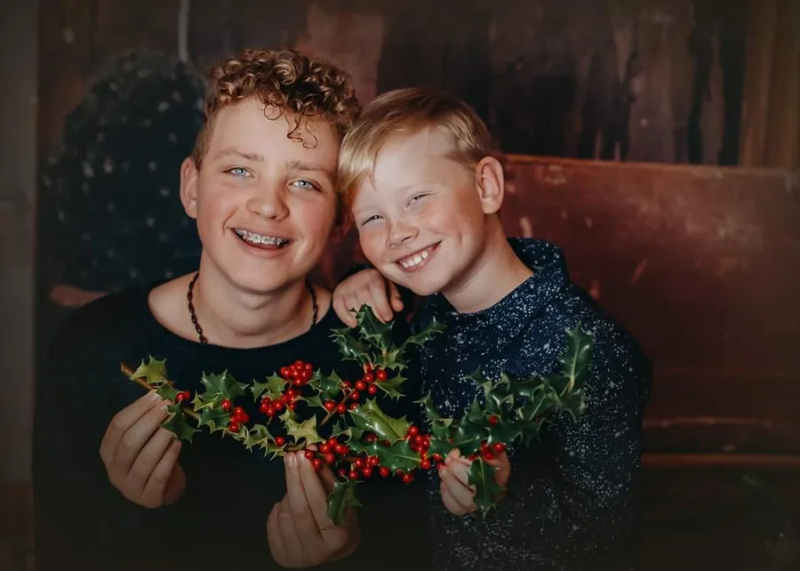Två pojkar med juldekoration under säsongsbetonad barnfotografering av Alnwick Photo