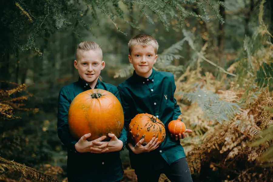 Två pojkar med pumpor i skogen under barnfotografering av Alnwick Photo