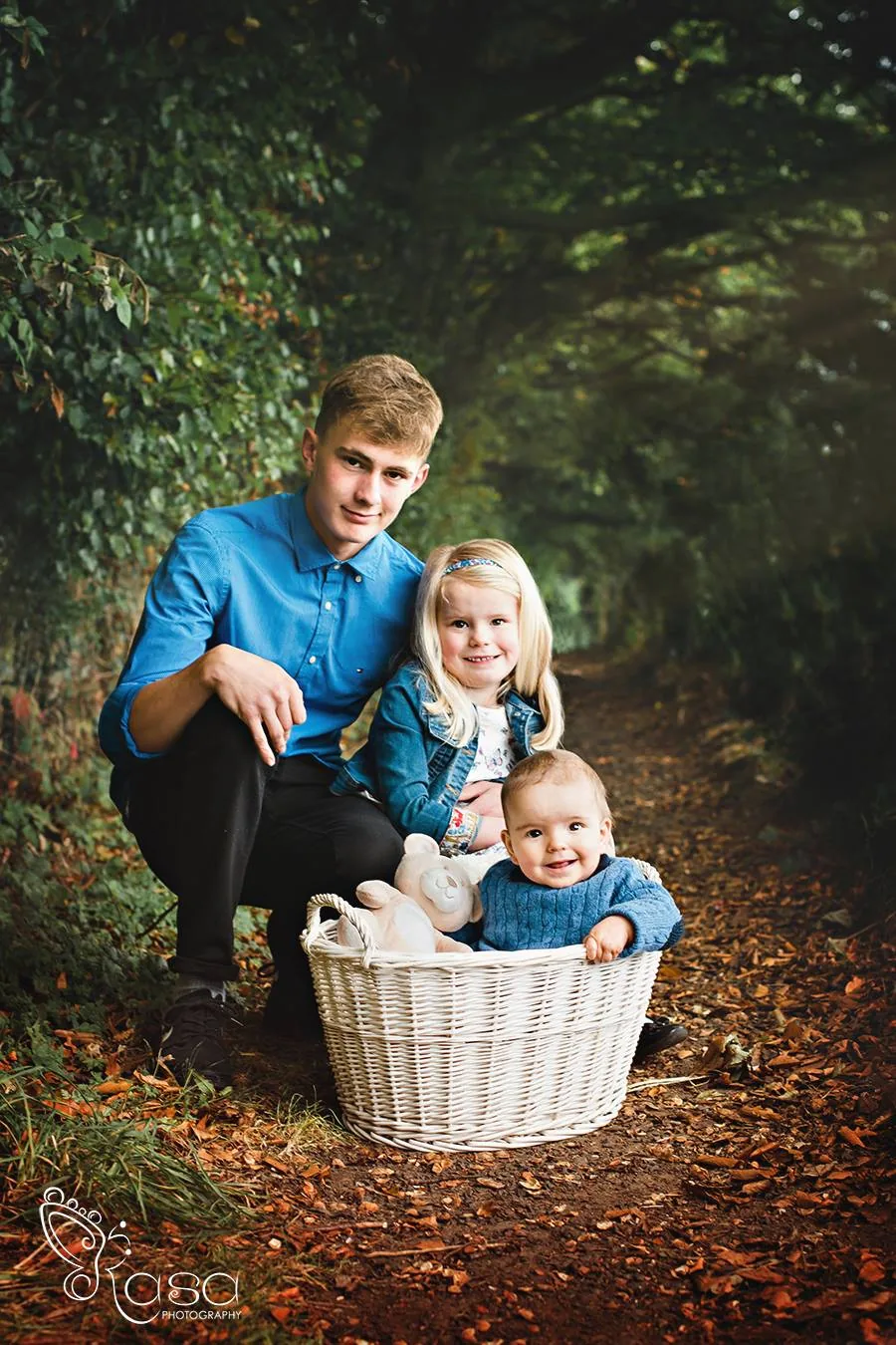 Höstligt familjeporträtt med barn utomhus av Alnwick Photo