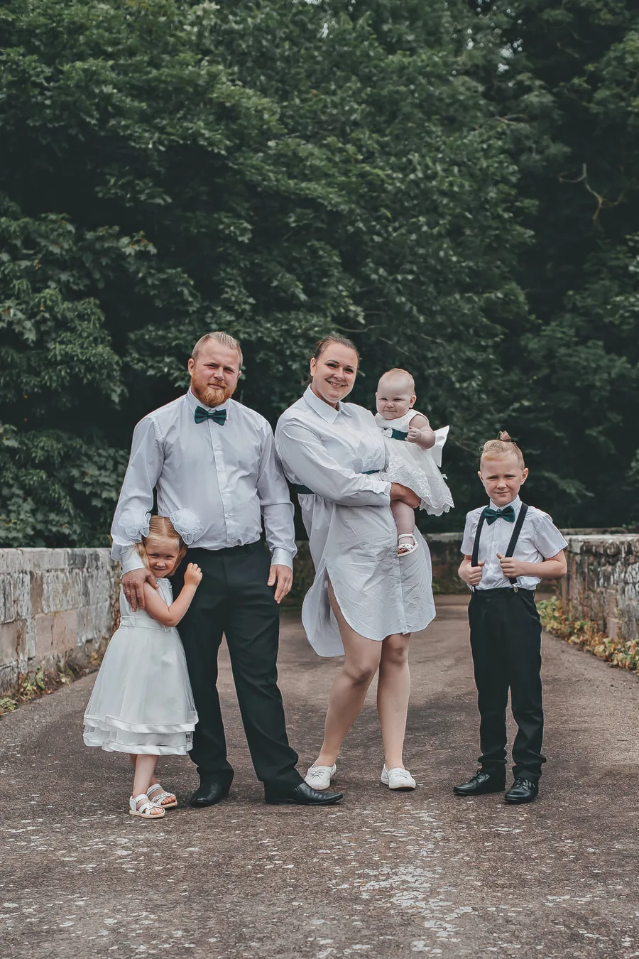 Formellt familjeporträtt utomhus av Alnwick Photo