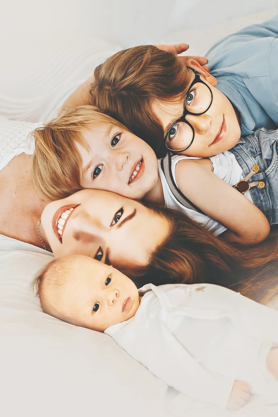 Mamma med barn och bebis under varm familjefotografering av Alnwick Photo