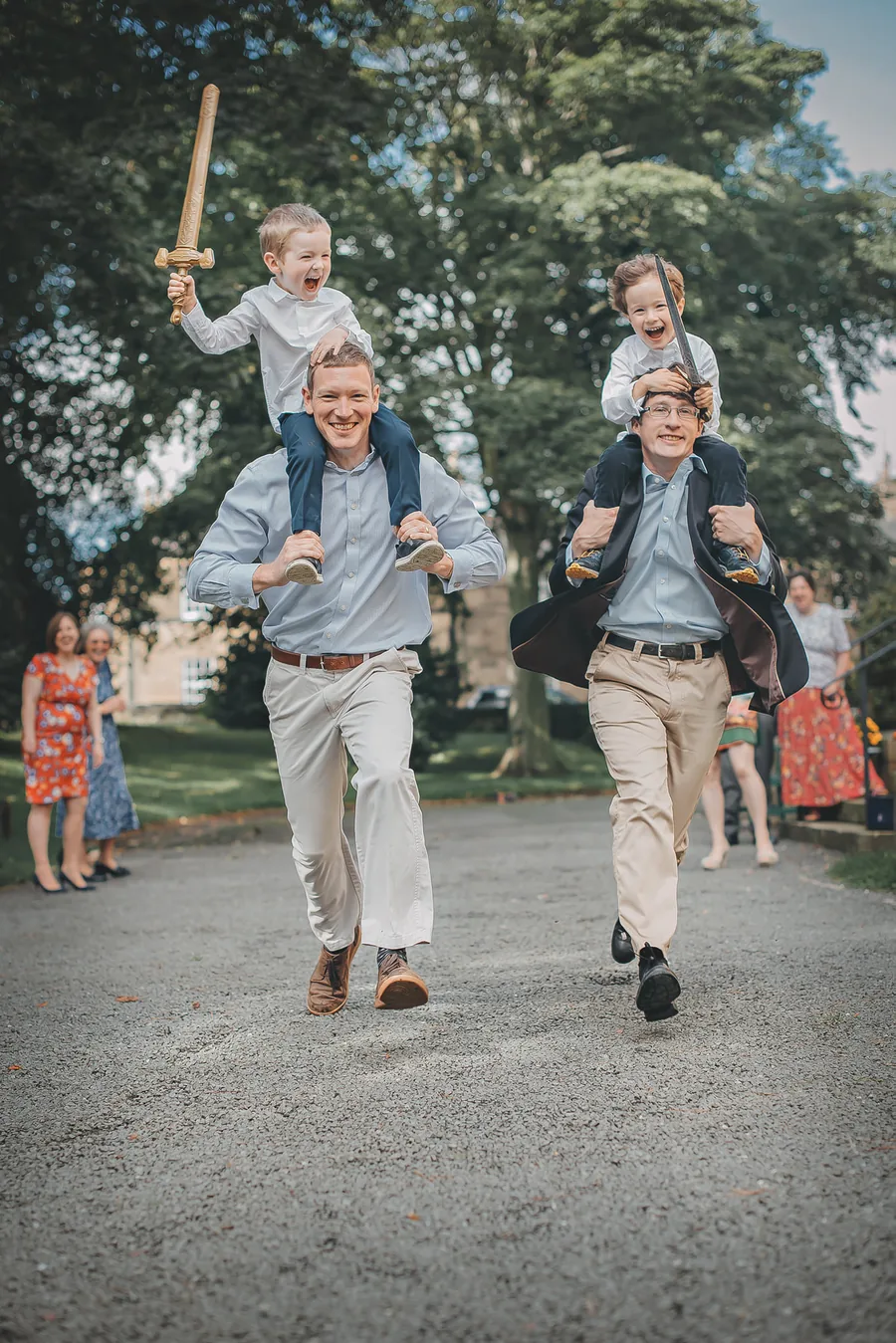 Lekfull familjestund med barn på axlar under utomhusfotografering
