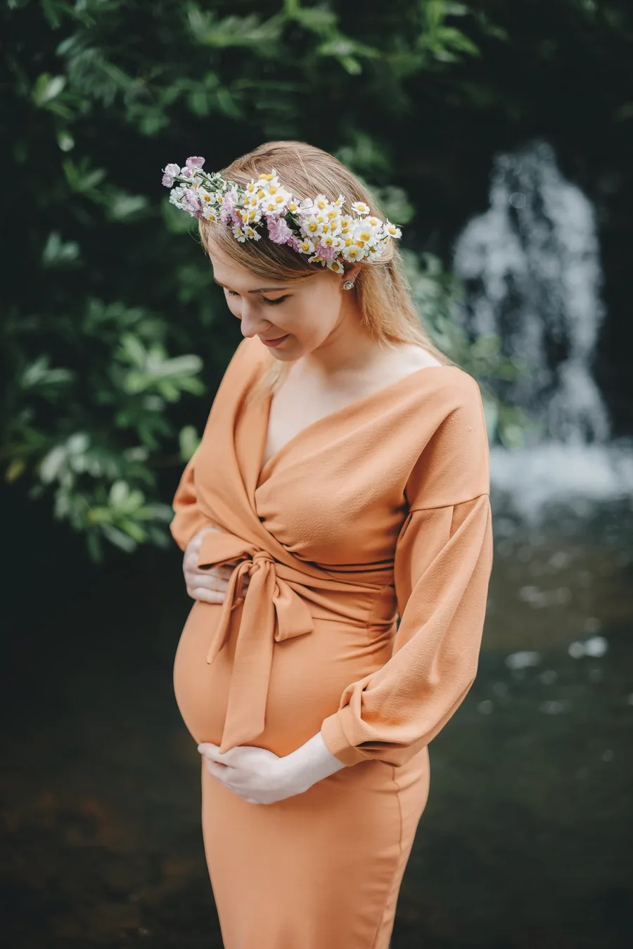 Gravid kvinna i orange klänning under naturlig gravidfotografering av Alnwick Photo