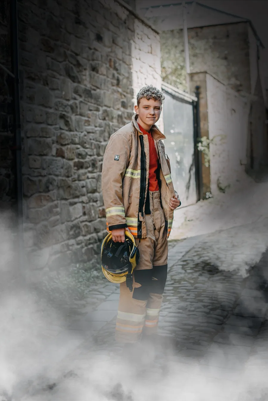 Publicerat barnporträtt av pojke i brandmanskläder av Alnwick Photo